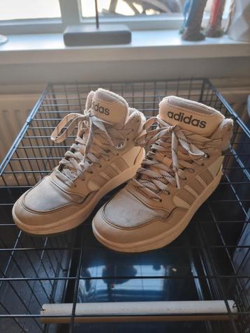 Adidas, nike, en merkloze schoenen beschikbaar voor biedingen