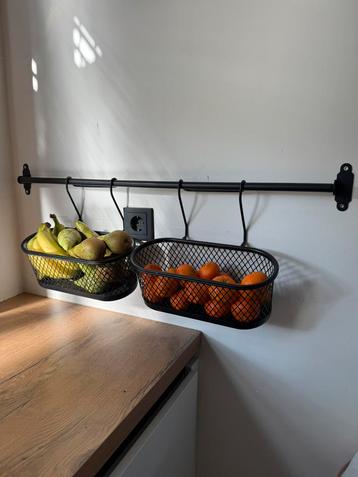 2 x keukenrek met mandjes en haken beschikbaar voor biedingen