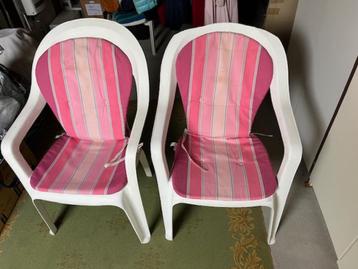 2 witte tuinstoelen merk Jardin met losse stoelhoesen beschikbaar voor biedingen