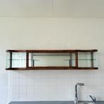 Milena – Elegante gegolfde hangende vitrinekast, Huis en Inrichting, Kasten | Vitrinekasten, Met deur(en), 150 tot 200 cm, Ophalen of Verzenden