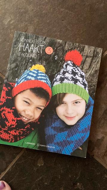 Haakboek: Ponnekeblom haakt jacquard beschikbaar voor biedingen
