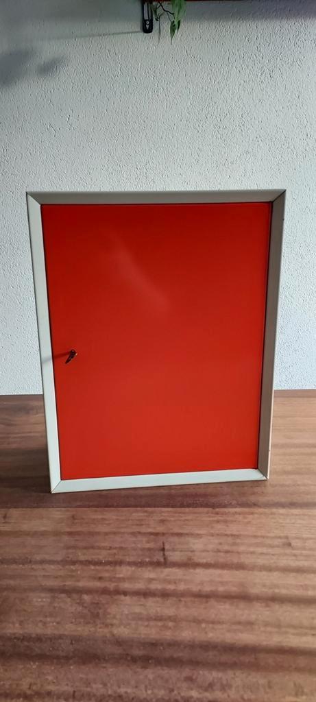 Vintage oranje medicijnkastje metaal, Huis en Inrichting, Kasten | Lockerkasten, Zo goed als nieuw, Ophalen