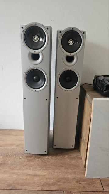 Kef Q4 vloerstaande speakers – 2 stuks – mat zilver beschikbaar voor biedingen