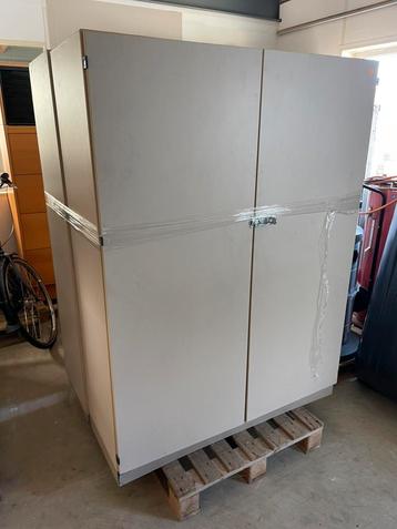 Te koop 3 kasten beschikbaar voor biedingen