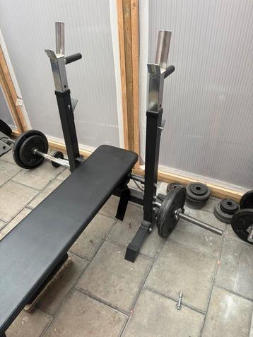 Benchset met dumbells beschikbaar voor biedingen
