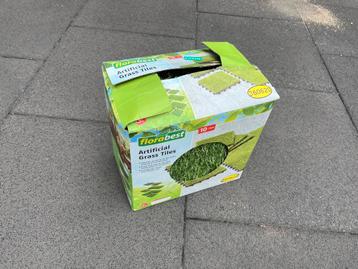 Kinstgras tegels voor rondom een zandbak of zwembad beschikbaar voor biedingen