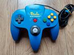 NIEUWSTAAT N64 Pikachu controller blauw/geel, Ophalen of Verzenden, Zo goed als nieuw, Nintendo 64