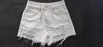 Witte korte broek maat 32. Bershka dameskleding.Spijkerbroek, Kort, Wit, Zo goed als nieuw, Maat 34 (XS) of kleiner