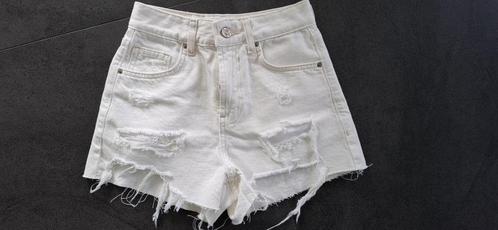 Witte korte broek maat 32. Bershka dameskleding.Spijkerbroek, Kleding | Dames, Broeken en Pantalons, Zo goed als nieuw, Maat 34 (XS) of kleiner
