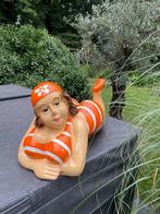 (tuin)beeld Liggende dame jacuzzi tuin zwembad vijver 80cm, Ophalen, Nieuw, Kunststof, Mensenbeeld