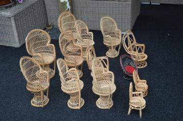 Verzameling vintage rotan Pauwenstoelen van groot naar klein beschikbaar voor biedingen
