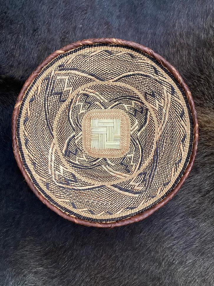 Prachtige unieke originele Tonga mand ong 40cm handgemaakt, Huis en Inrichting, Woonaccessoires | Schalen en Manden, Nieuw, Mand