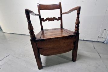 Antieke commodestoel beschikbaar voor biedingen