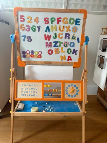 Schoolbord met papierrol en magneten beschikbaar voor biedingen