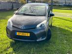 Toyota Yaris 1.5 Full Hybrid CVT 5DR 2012 Grijs, Auto's, 1497 cc, 74 pk, 4 cilinders, Origineel Nederlands