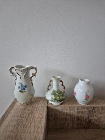 3 Mini Vaasjes met Bloemenmotief beschikbaar voor biedingen