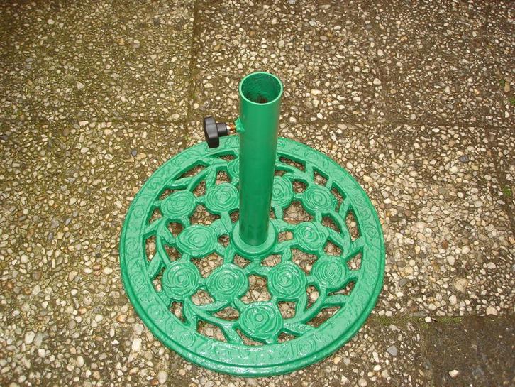 Aangeboden een zware gietijzeren parasolvoet, Tuin en Terras, Parasols, Zo goed als nieuw, Parasolvoet, Minder dan 1 meter, Ophalen