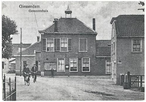 964782	Giessendam	ZH Gemeentehuis	 _Nette  kaart niet gelope, Verzamelen, Ansichtkaarten | Nederland, Ongelopen, Zuid-Holland