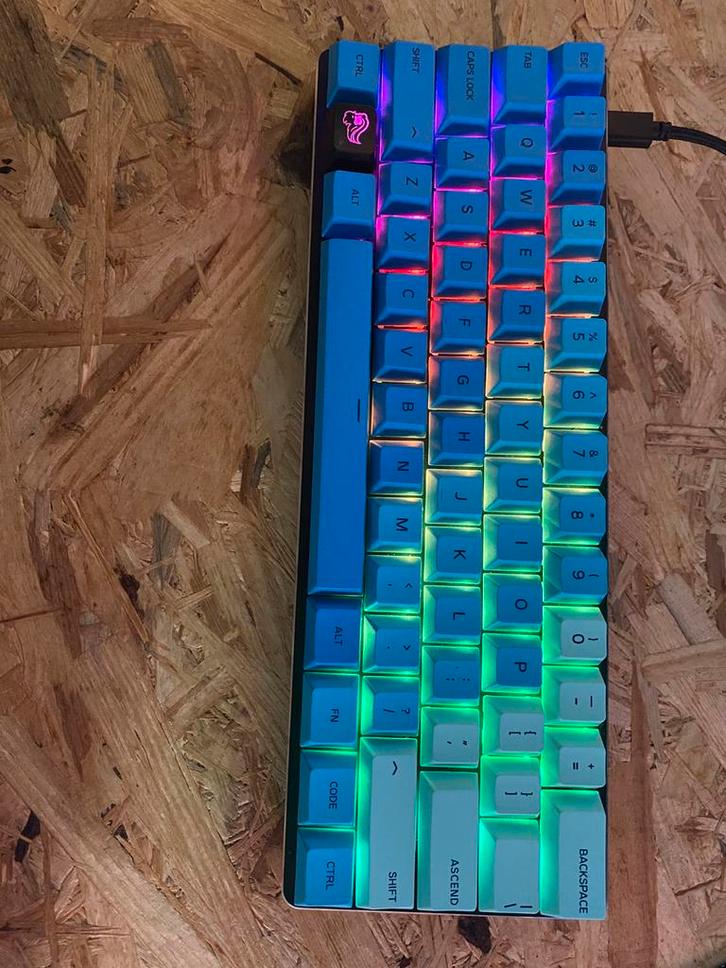 Custom glorious toetsenbord, Computers en Software, Toetsenborden, Zo goed als nieuw, Ophalen of Verzenden