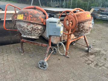 Speciemolens stenen en steenkruiwagens beschikbaar voor biedingen