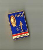 mooie emaille religie brochespeld NKV Lourdes, Verzamelen, Speldjes, Pins en Buttons, Gebruikt, Ophalen of Verzenden, Speldje of Pin
