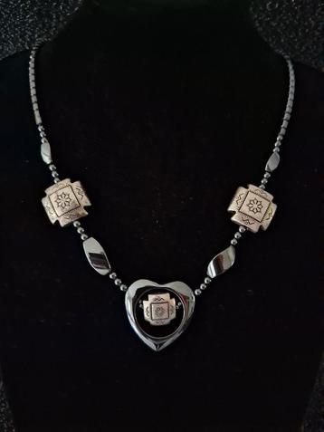 Vintage ketting van hematiet met zilverkleurige accenten beschikbaar voor biedingen