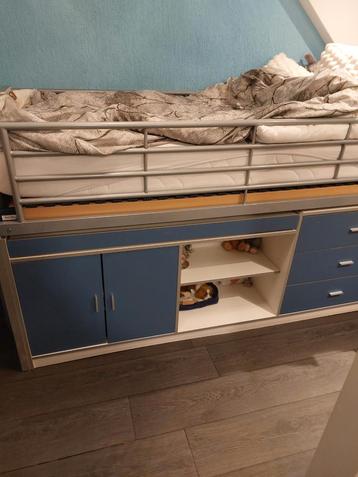 Zeer mooi en degelijk 1 persoos bed beschikbaar voor biedingen