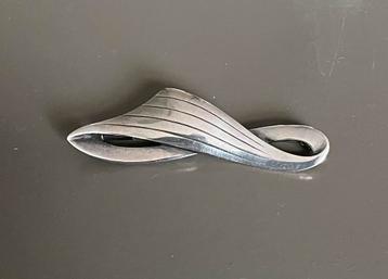 Zilveren broche met sierlijke lijnenspel. beschikbaar voor biedingen