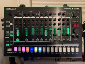 Roland TR-8 met decksaver en 7x7 expansion beschikbaar voor biedingen