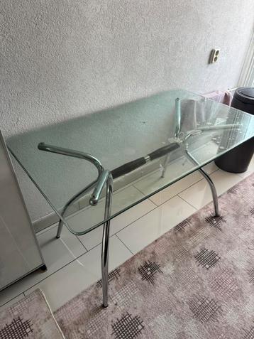 Eettafel van glas beschikbaar voor biedingen
