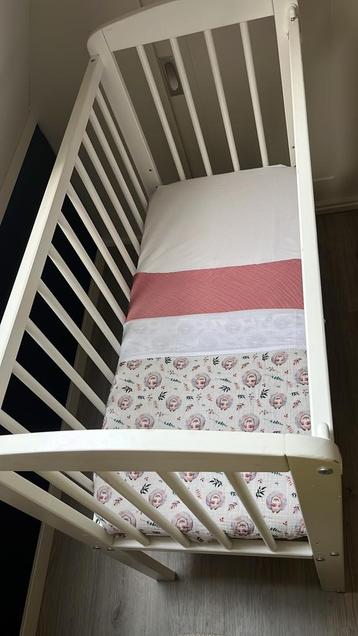 Co sleeper hout beschikbaar voor biedingen