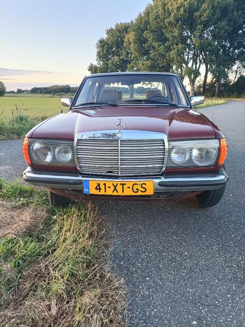 Oldtimer Mercedes 200D uit 1981, Auto's, Oldtimers, Particulier, Mistlampen, Radio, Trekhaak, Mercedes-Benz, Diesel, Sedan, Handgeschakeld
