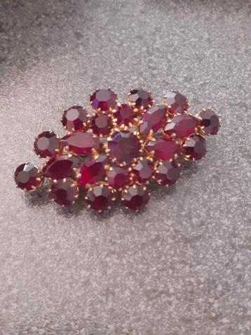 Vintage broche van bordeauxrood Boheems kristalglas beschikbaar voor biedingen