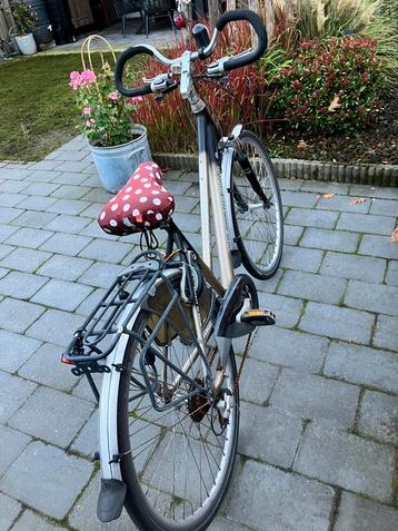 Degelijke dames stadsfiets. beschikbaar voor biedingen