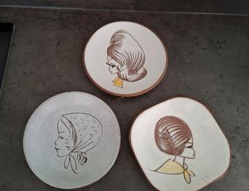 Vintage wandbordjes Aalten Couzijn en Pool met meisjeshoofd  beschikbaar voor biedingen