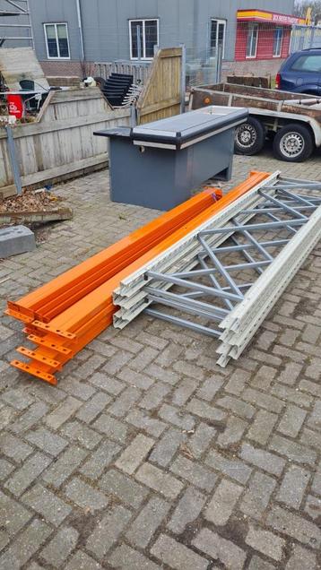 2 x vrijstaande secties hoge pallet stelling 300 hoog beschikbaar voor biedingen