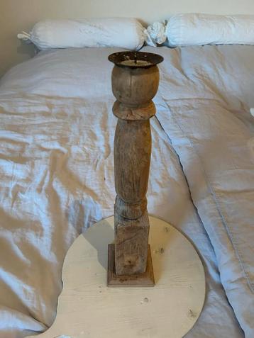 Hoge houten kandelaar beschikbaar voor biedingen
