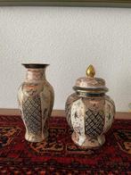 2 porseleinen Chinese decoratieve vaasjes, Antiek en Kunst, Ophalen