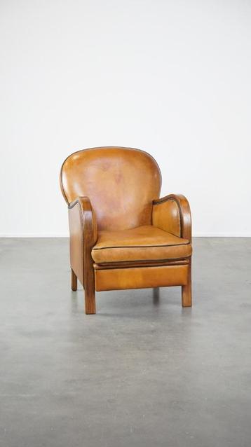 Luxe schapenleren fauteuil gecombineerd met hout beschikbaar voor biedingen