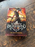 Broederband De indringers/ John Flanagan, Ophalen of Verzenden, Gelezen, John Flanagan