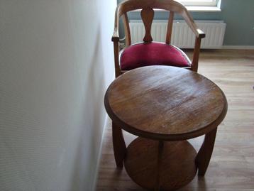 tafeltje met stoel uit grootmoeders tijd beschikbaar voor biedingen