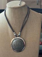 Nieuwe grijze ketting met hanger, Nieuw, Ophalen of Verzenden, Grijs, Overige materialen