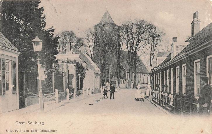V163 Oost-Souburg Straat met Kerk - uitg den Boer voor 1906, Verzamelen, Ansichtkaarten | Nederland, Gelopen, Zeeland, Voor 1920