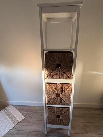 Kast met rieten manden