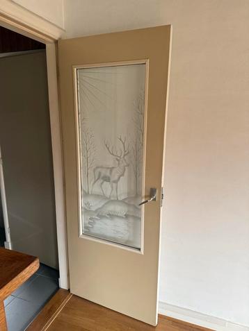 Glazen deur met hert gravure beschikbaar voor biedingen