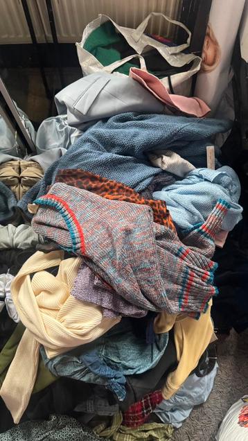 Mega veel kleren van verschillende merken beschikbaar voor biedingen