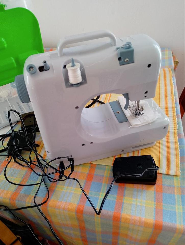 Compacte moderne Naaimachine - Ideaal voor hobbyisten!, Hobby en Vrije tijd, Naaimachines en Toebehoren, Zo goed als nieuw, Naaimachine