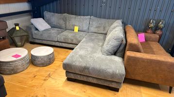 Hoekbank grijze brede ribstof. 270x220 cm beschikbaar voor biedingen