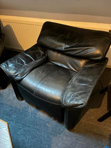 Zwarte lederen fauteuil beschikbaar voor biedingen