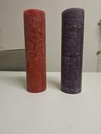 2 stompkaarsen paars + rood 25 cm. doorsnede 6,8 cm., Overige materialen, Ophalen of Verzenden, Zo goed als nieuw, Kaars